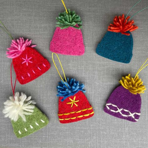 Make your own Joe's Toes Bobble Hat Ornament Felted Wool Christmas Ornaments, Scrap Fabric Ornaments, Felt Hat Shapes, Felt Xmas Decorations, Easy Christmas Sewing Projects, Easy Felt Christmas Ornaments, Easy Christmas Decorations Diy, Christmas Diy Felt, Easy Diy Ornaments