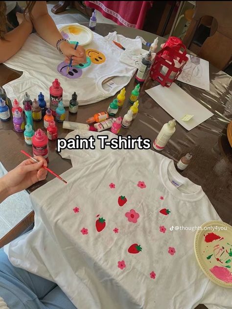 Cute Shirt Painting Ideas, Painting Shirts Aesthetic, Puff Paint Shirts Ideas, Tee Shirt Painting Ideas, Diy T Shirt Drawing Ideas, Diy Tshirt Designs Paint, Diy Paint Shirt Ideas, Diy T Shirt Painting Ideas, Puffy Paint Shirts Ideas