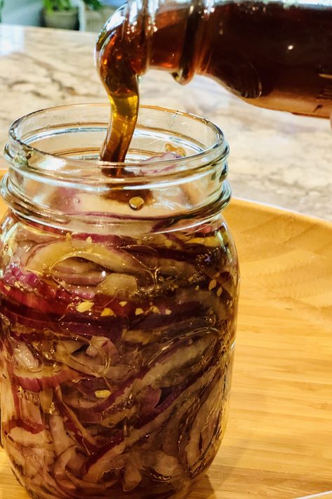 Fermented Red Onions, Onion Honey, Fermented Vegetables Recipes, Fermented Honey, Fermentation Recipes, Fermented Vegetables, Pickled Veggies, Pickled Vegetables, Health Nut