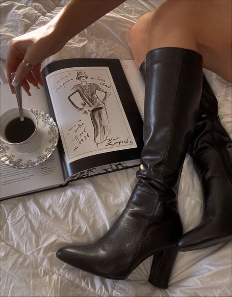 Knee Length Boots Leather, Elegant Boots Classy, Dark Academia Feminine Aesthetic, Knee High Boots Vintage, Autumn Boots Aesthetic, Fall Shoe Aesthetic, Vintage Boots Aesthetic, 90s Leather Boots, Elegant Goth Aesthetic