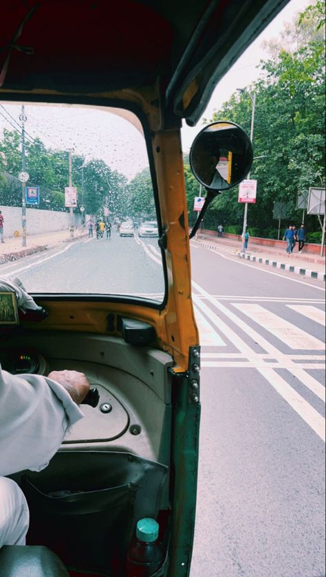 #desi #aesthetic #delhi #auto #rikshaw Autorickshaw Aesthetic, Delhi Street Photography, New Delhi Aesthetic, Aesthetic Delhi, Delhi Aesthetic, Delhi Street, Delhi Roads, Delhi City, City Life Photography