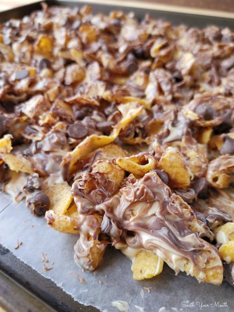 Chocolate Covered Fritos, Peanut Butter Chocolate Fritos, Chocolate Fritos, Fritos Recipes, Bingo Snacks, Sweet And Salty Candy, Cracker Bark, Frito Recipe, Chips And Chocolate