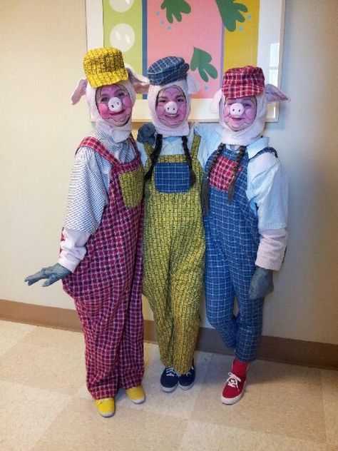 los 3 cerditos Trios Costumes Ideas, Three Little Pigs Costume, Funny Group Halloween Costumes, Fun Halloween Outfits, Shrek Jr, Book Characters Dress Up, Shrek Costume, Hippie Costume Halloween, Pig Halloween