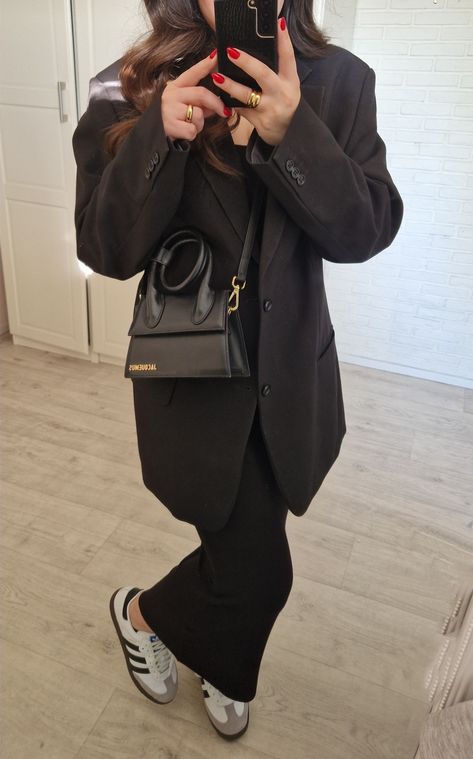 Jacquemus Outfit Bag, Black Jacquemus Bag Outfit, Jacquemus Bag Aesthetic, Jacquemus Bag Outfit, Jacquemus Chiquito, Black Bag Outfit, Samba Outfit, Hijabi Outfit, Jacquemus Bag