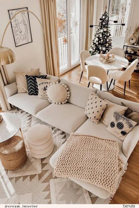 Cream Home Interior, Taupe Christmas Decor, Taupe And Cream Living Room, Cozy Cream Living Room, Beige Decor Living Room, Cream Rug Living Room, Small Cosy Living Room, Taupe Living Room Decor, Living Room Taupe