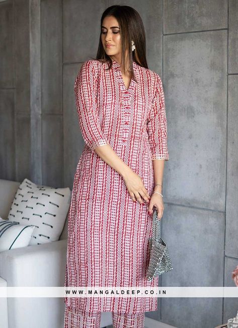 Latest Kurti Designs Pattern, Printed Kurti Designs, Cotton Suit Designs, Cotton Dress Pattern, Stylish Kurtis Design, New Kurti Designs, Simple Kurta Designs, Designer Kurti Patterns, Simple Kurti Designs