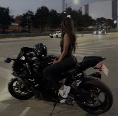 Motorcyle Woman Aesthetic, Biker Girl Outfits Aesthetic, Girl Biker Aesthetic, Biker Girl Aesthetic Outfits, Bike Pictures Photo Ideas, Morana Vitalio The Predator, Sofia Smith, Motorbikes Women, Smith Aesthetic