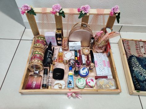 Shadi Decoration Items, Cosmetic Tray Decoration, Cosmetic Decoration Ideas, Makeup Kit Decoration For Wedding, Makeup Decoration Ideas For Wedding, Wedding Trey Ideas, Cosmetic Tray Decoration For Wedding, Shagun Tray Decoration, Engagement Gifts Decoration Ideas