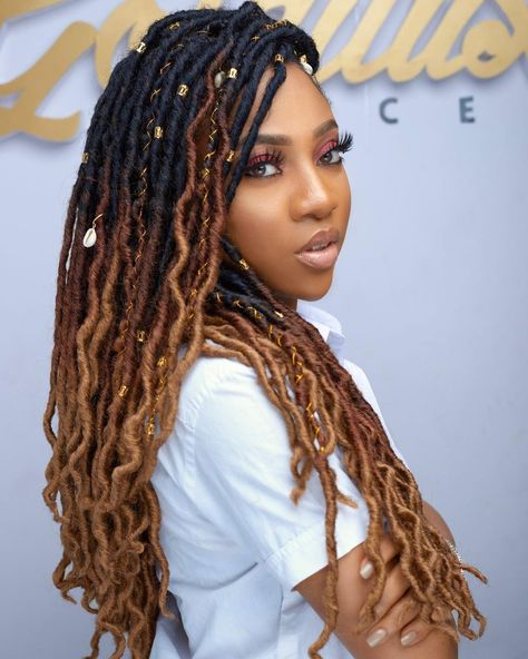 Wavy crochet locs Ombre Faux Locs Black Women, Crochet Locs Hairstyles, Rasta Locs, Wavy Locs, Hairstyles Juda, Wavy Crochet, Braided Mohawk Hairstyles, Curly Faux Locs, Crochet Locs