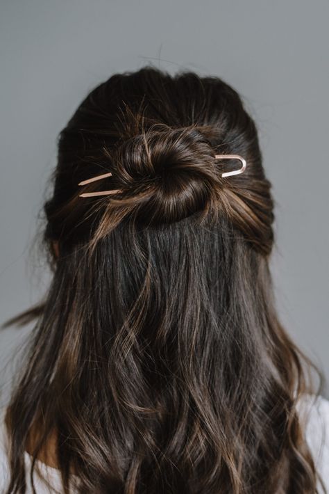 How To Use U Pins Hair, Hair Barrettes Short Hair, How To Wear Hair Pins, Hair Pin How To, French Hair Accessories, How To Use A Hair Pin, U Pin Hairstyles, U Hair Pin, French Pin Hair