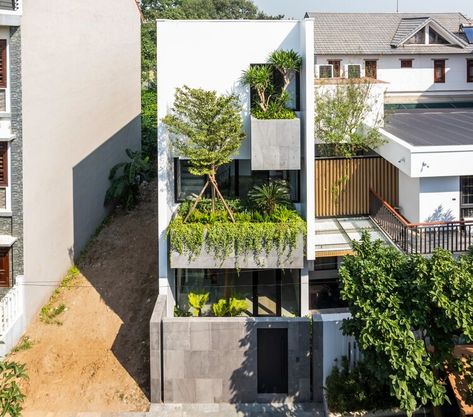 Viet Tri House / i.House Architecture and Construction | ArchDaily I House, Townhouse Designs, Areas Verdes, Narrow House, Landscape And Urbanism, Urban Architecture, House Architecture, Residential House, Architecture Student