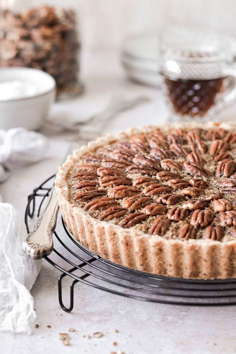 This maple pecan tart has a buttery pecan shortbread crust and a gooey maple pecan filling. Pie Crust Breakfast, Rectangle Tart, Pecan Shortbread Crust, Pecan Pie Cake Recipe, Pecan Tarts Recipe, Pecan Pie Tarts, Christmas Food Photography, Tart Crust Recipe, Pecan Tart