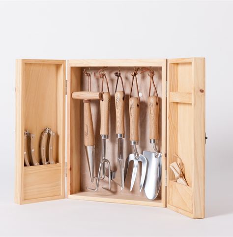 Object of Desire: A Box Set of Garden Tools from Belgium: Gardenista Garden Tool Box, Garden Tool Holder, Gardening Tool Kit, نباتات منزلية, Garden Tool Storage, Free Lifestyle, Garden Tool Set, Home Vegetable Garden, Garden Tool