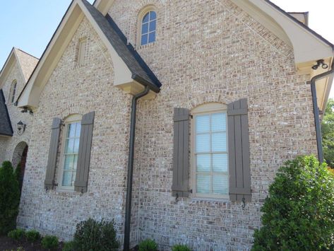 Brick Detail - Statesville Brick Company Brick House With Stone Accents, Forest Modern House, Light Brick House Exterior, Mortar Wash, Modern House Ideas, Brick Ideas, Western Carolina, Brick Homes, Brick Companies