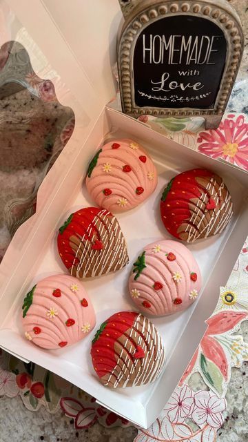 Mexican Strawberry Shortcake, Conchas Mexicanas Art, Valentine Conchas, Heart Shaped Conchas, Cute Conchas, Stuffed Conchas, Strawberry Conchas, Concha Bouquet, Pink Conchas