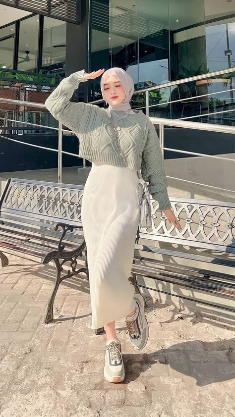 Ootd Crop Top Hijab, Outfit Kampus Hijab, Crop Top Outfits Korean Style, Outfit Bukber, Outfit Rok, Style Hijab Casual, Fashion Outfits Hijab, Crop Top Outfit, New Hijab