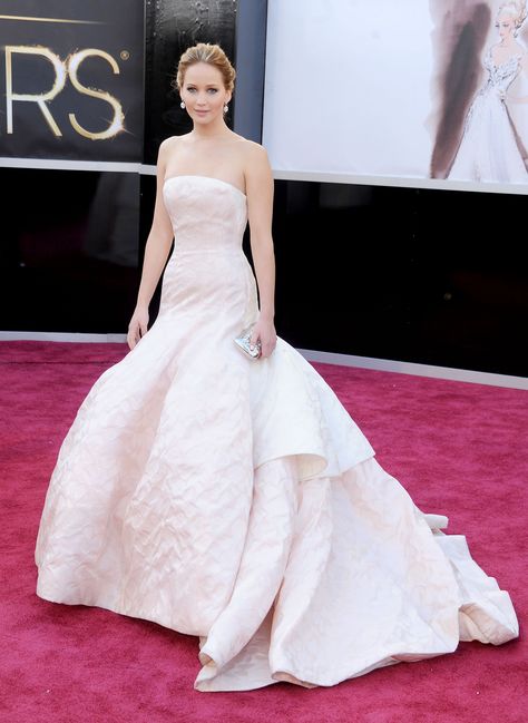 The Forgotten Oscars' Style Moments: Jennifer Lawrence wears an Ivory Dress with a Dramatic Train. Jennifer Lawrence Red Carpet, Jennifer Lawrence Dress, Jennifer Lawrence Oscar, Vestidos Oscar, Best Oscar Dresses, Academy Awards Red Carpet, Oscar Gowns, Stile Blair Waldorf, Oscars Red Carpet