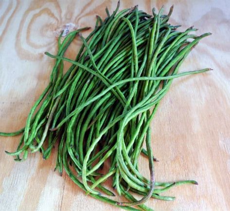 Sesame Glazed Long Beans Purple Long Beans Recipe, Chinese Long Beans, Long Beans, Long Bean, Chinese Cooking Recipes, Runner Beans, Summer Eating, Treat Recipes, Green Bean Recipes