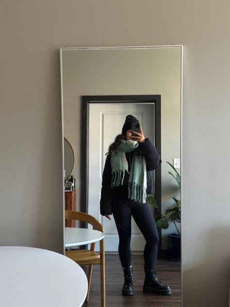 Puffer Jacket Scarf Outfit, Winter Hat And Scarf Outfit, Big Scarf Outfit Chunky Scarves, Thick Scarf Outfit, Oversized Scarf Outfit, Black Puffer Coat Outfit, Chunky Scarf Outfit, Big Scarf Outfit, Outfits With Scarf