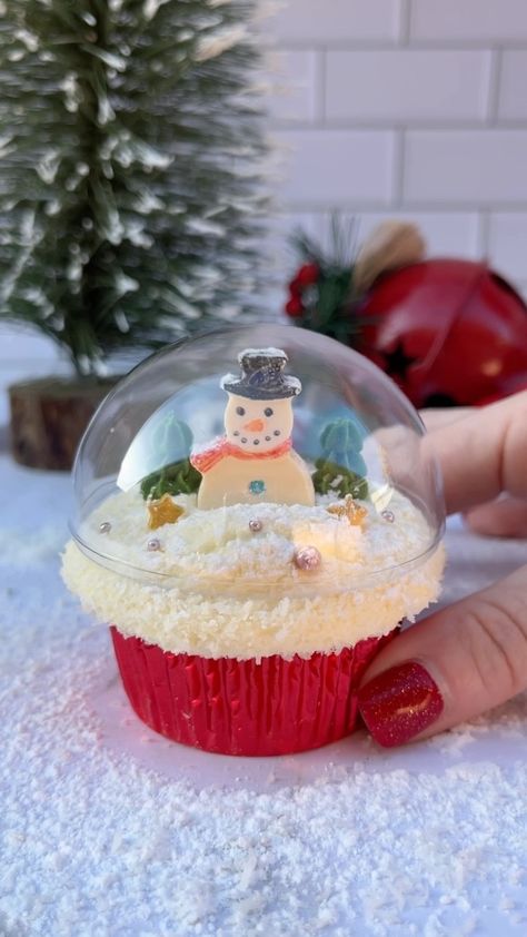 It’s……..GRINCHMAS 💚💚❤️💚💚 #cupcake #cupcakeart #grinch #grinchmas #grinchchristmas #christmasbaking #pipingskills #cakedbyrach… | Instagram Globe Cupcakes, Snow Globe Cupcakes, Winter Cupcakes, Mini Christmas Cakes, Cupcake Christmas, Christmas Cupcakes Recipes, Fairy Cupcakes, Christmas Cupcakes Decoration, Christmas Themed Cake