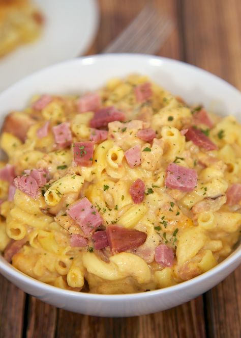 Slow Cooker Macaroni & Cheese with Ham - great flavor and ready in 90 minutes. Can serve without ham as side dish. Mac And Cheese With Ham Recipe, Cheesy Ham Pasta, Ham Cheese Pasta Casserole, Pasta With Ham And Mushrooms, Ham And Peas Pasta With Garlic Parmesan Cream Sauce, Ham Mac And Cheese, Elbow Macaroni Recipes, Cooking Ham In Crockpot, Resep Pasta