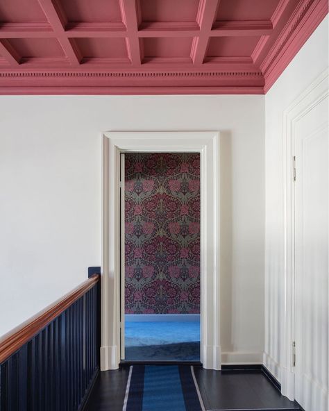 Line Klein on Instagram: “This color combination is beautiful, and through the door you see beautiful William Morris wallpaper. Design by @nadiaoliveschnack shot…” Purple Ceiling, Modern Georgian, Red Ceiling, Painted Closet, Ceiling Details, Accent Ceiling, Painted Staircases, Hallway Wallpaper, 70s House