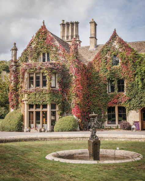 Manor House Castle Combe, Academia Pictures, Manor Exterior, Manor Aesthetic, Old English Manor, English Estates, Cottage Mansion, Manor House Interior, Pretty Buildings