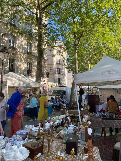 Flea Market Paris, Montmartre Paris Aesthetic, Summer In Paris Aesthetic, Paris Summer Aesthetic, French Supermarket, Paris Study Abroad, Paris April, Home Sanctuary, Shopping In Paris