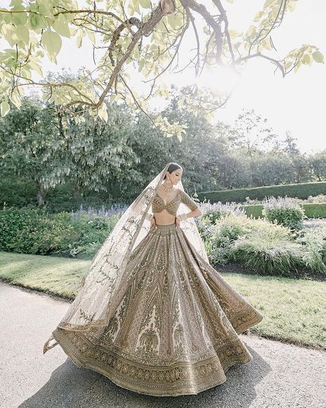 @angieghirra wedding pictures are pouring ounces of elegance and beauty in each frame💫💕 Shaadi Lehenga, Punjabi Aesthetic, Hindi Wedding, Lengha Design, Indian Wedding Reception Outfits, Lehenga For Wedding, Punjabi Weddings, Wedding Reception Outfit, Anand Karaj