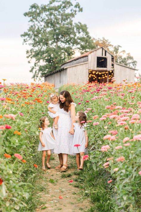 Chattanooga photography session at Flat Top Mountain Farm, Mother posing with daughters in zinnia field Zinnia Field, Farm Family Pictures, Family Session Poses, Exposure Triangle, Basic Photography, Spring Family Pictures, Mountain Farm, Family Flowers, Flower Photoshoot