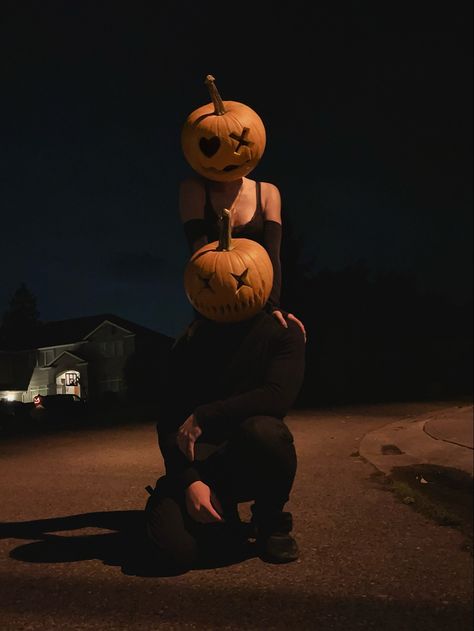 Spooky Season Couples, Pumkin Carving Couple Pics, Halloween Pics With Boyfriend, Cute Couple Halloween Pictures, Couple Horror Photoshoot Ideas, Creative Halloween Photoshoot, Cute Couple Pumpkin Carving, Couples Halloween Aesthetic, Couples Pumpkin Head Photoshoot