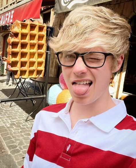 Sam Golbach Funny, Sam Page, Sam Golbach, Where's Waldo, Wheres Waldo, Guys Night, Love Sam, Colby Brock, Sam And Colby