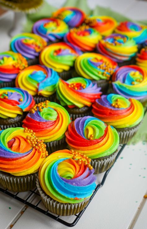 Cupcake Icing Designs, Green Velvet Cupcakes, Blueberry Milkshake, Icing Designs, Rainbow Frosting, Colorful Table Setting, Purple Cupcakes, Glow Birthday Party, Pride Art