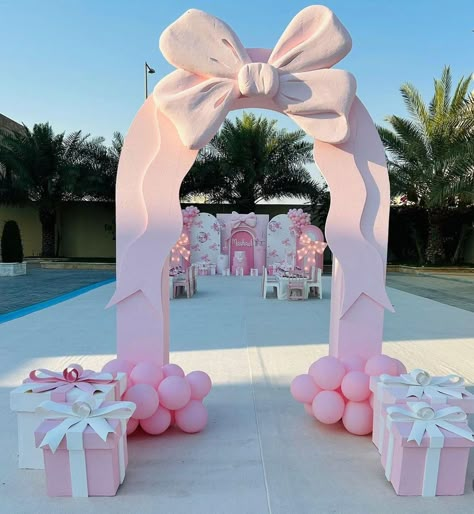 Pink Birthday Theme Decor, Theme Bapteme, Pink Birthday Decorations, Gender Reveal Baby Shower Themes, Quinceanera Pink, Minnie Mouse Birthday Decorations, Girly Birthday Party, Bow Baby Shower, Princess Birthday Cake