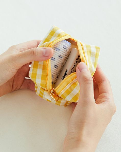 Sewing Mini Bag, Mini Pouch Pattern, Mini Sewing Projects, Small Things To Sew, Makeup Pouch Pattern, Square Zipper Pouch, Makeup Pouch Diy, Cute Pouches, Small Pouch Bag