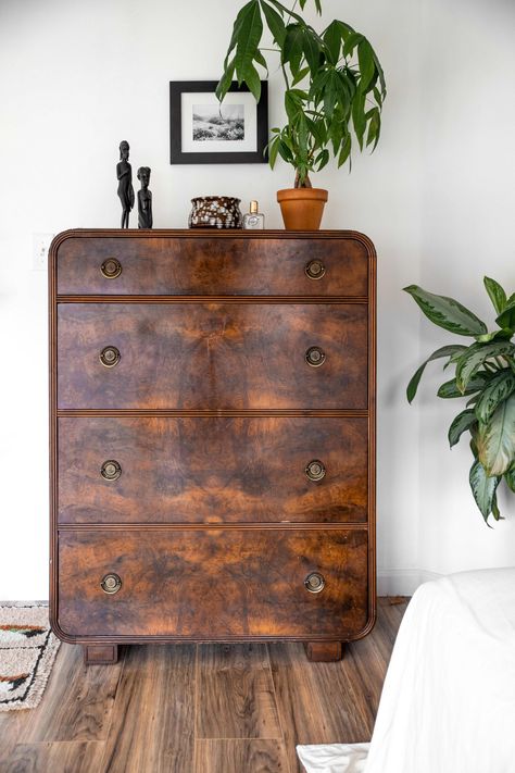 Dark Boho Home Decor, Vintage Minimalist Decor, Antique Apartment, Loft Studio Apartment, Beautiful Small Homes, Bedroom Design Inspiration, Budget Apartment, Apartment Budget, Wooden Dresser