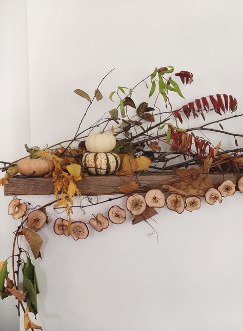 Diy Fall Decor From Nature, Dried Apple Garland, Natural Fall Decor Diy, Apple Decorations For Fall, Autumn Mantle, Fall Garland Ideas, Thanksgiving Mantle Decor, Samhain Decorations, Thanksgiving Mantle