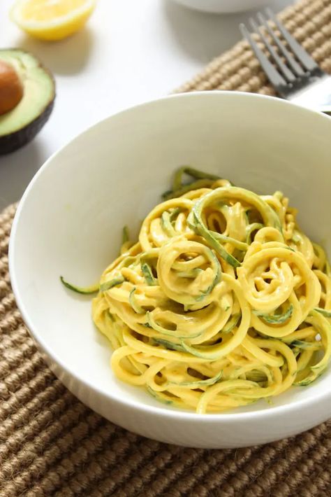 10 Minute Raw Vegan Curry Zucchini Noodles from The Fitchen Vegan Curry Sauce, Zucchini Noodle Recipes, Veggie Noodles, Vegan Curry, Raw Food Diet, Healthy Food Blogs, Diet Vegetarian, Raw Vegan Recipes, Zucchini Noodles