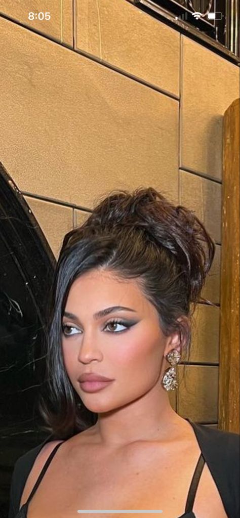 Side Up Do Hairstyles, Side Parting Updo, Hairstyles With Big Earrings, Black Long Dress Hairstyle, Updo Hairstyles Side Part, Deep V Neck Hairstyles, Hairstyle For Deep V Dress, Prom Hair From Front View, Sleek Hairstyles For Wedding