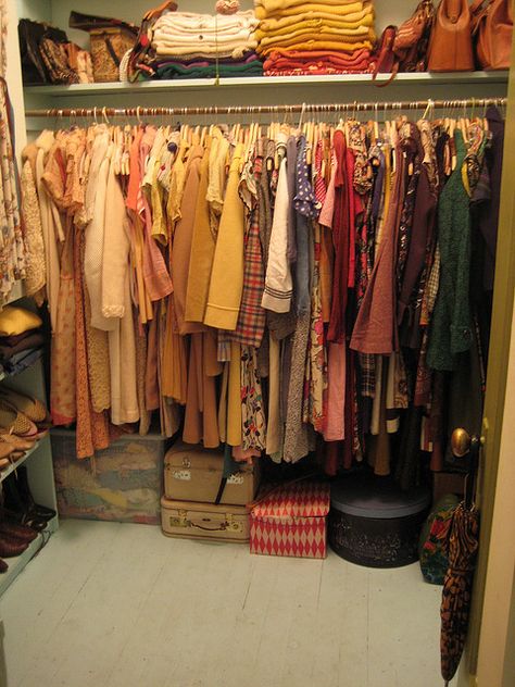 pretty vintage closet Vintage Dressing Rooms, Dream Dressing Room, Open Closet, Wardrobe Room, Vintage Closet, Closet Room, Dream Closets, Deco Boheme, Walk In Wardrobe