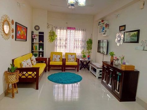 Living Room Designs Small Spaces Vintage, 1 Bhk Interior Small Spaces, Simple Living Room Ideas, Living Room Designs India, Floor Seating Living Room, Living Room Ideas Indian, Indian Living Room, Colorful Room Decor, Indian Room Decor