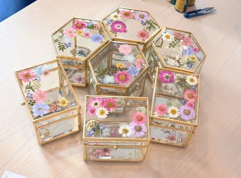 Workshop - Dried Flower Jewelry Box – Francfranc Hong Kong Resin Box Jewelry, Resin Jewelry Box Diy, Resin Workshop Ideas, Resin Jewelry Box Ideas, Dried Flowers Jewelry, Resin Box Ideas, Cute Resin Ideas, Resin Business Ideas, Resin Gift Ideas