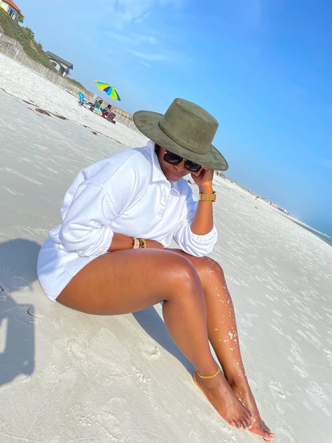 Fedora Hat Outfit Summer Casual, Army Green Pants Outfit, Hat Outfit Summer, Fedora Hat Outfits, Beach Instagram Pictures, Hat Outfit, Fedora Hat Women, Unique Hats, Green Style