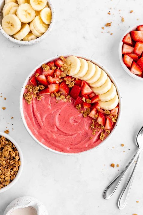 Kawa Starbucks, Diy Kombucha, Banana Smoothie Bowl, Strawberry Banana Smoothie, Healthy Food Dishes, Smoothie Bowl Recipe, Healthy Food Motivation, Strawberry Banana, Banana Smoothie