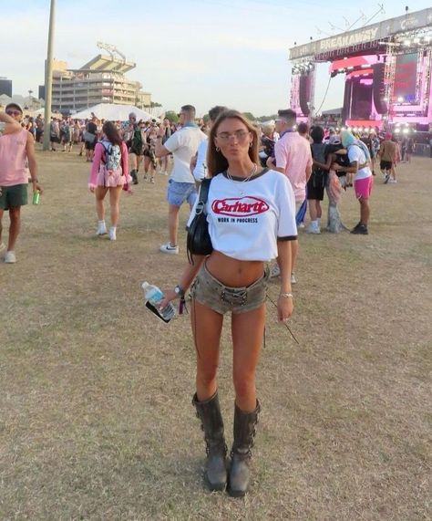 Reading Festival Outfits, Traje Cowgirl, Country Concert Outfit Ideas, Lollapalooza Outfit, Estilo Cowgirl, Leeds Festival, Festival Outfit Inspiration, Rave Fits, Festival Inspo