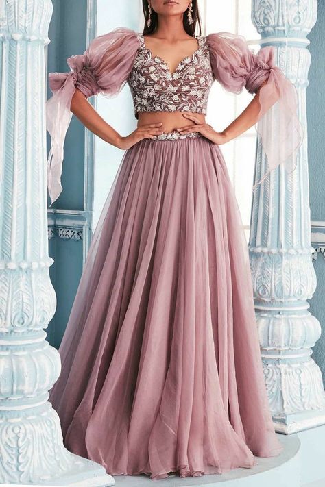 Crop Top Lehenga Wedding, Balloon Sleeves Design, Crop Top Outfits Indian, Mehendi Dresses, Plus Size Lehenga, Lengha Blouse Designs, Navratri Dress, Trendy Outfits Indian, Indian Outfits Lehenga