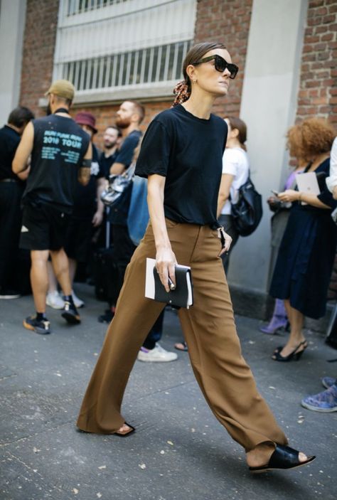 Jo Ellison in a black t-shirt, brown pants and black flat sandals. Look Working Girl, Minimalist Moda, Cardigan Blazer, Belle Silhouette, Beige Outfit, Looks Street Style, Street Style Inspiration, Pantalon Large, Cool Street Fashion