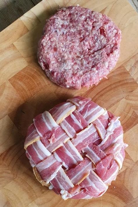 Bacon Wrapped Burger Grilled, Bbq Food Recipes, Bbq Food Ideas, Bacon Burger Recipes, Bacon Lattice, Bacon Wrapped Burger, Oven Burgers, Lamb Sausage, Streaky Bacon