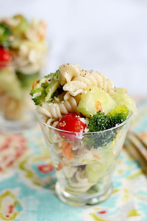 EAsiest Gluten Free Cold Pasta Salad. Must make this because my kids adore it! Essen, Cocktail Party Food Appetizers, Easy Cold Pasta, Easy Cold Pasta Salad, Pasta Salad With Italian Dressing, Appetizer Cups, Pasta Cup, Gluten Free Pasta Salad, Italian Dressing Recipes