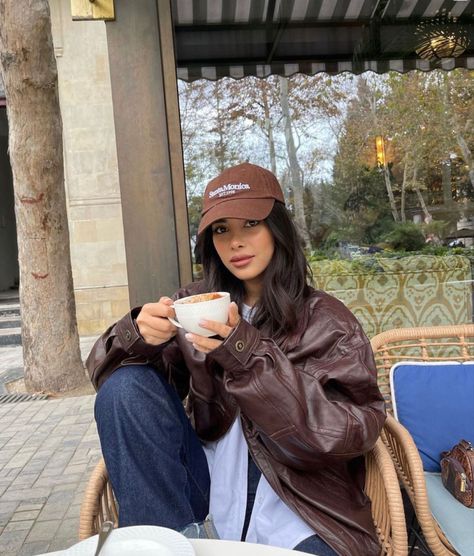 Coffee Pic, Laid Back Outfits, Simple Winter Outfits, Cap Outfit, Pic Photo, Coffee Fashion, Best Photo Poses, Ideas For Instagram Photos, December 12